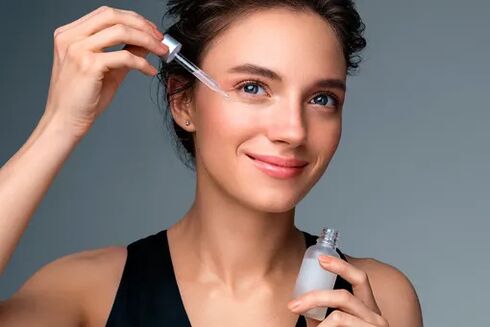 La ragazza usa il siero per il ringiovanimento